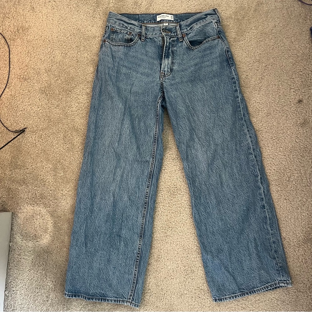 Abercrombie Low Rise Wide Leg Jeans - Picture 2 of 4